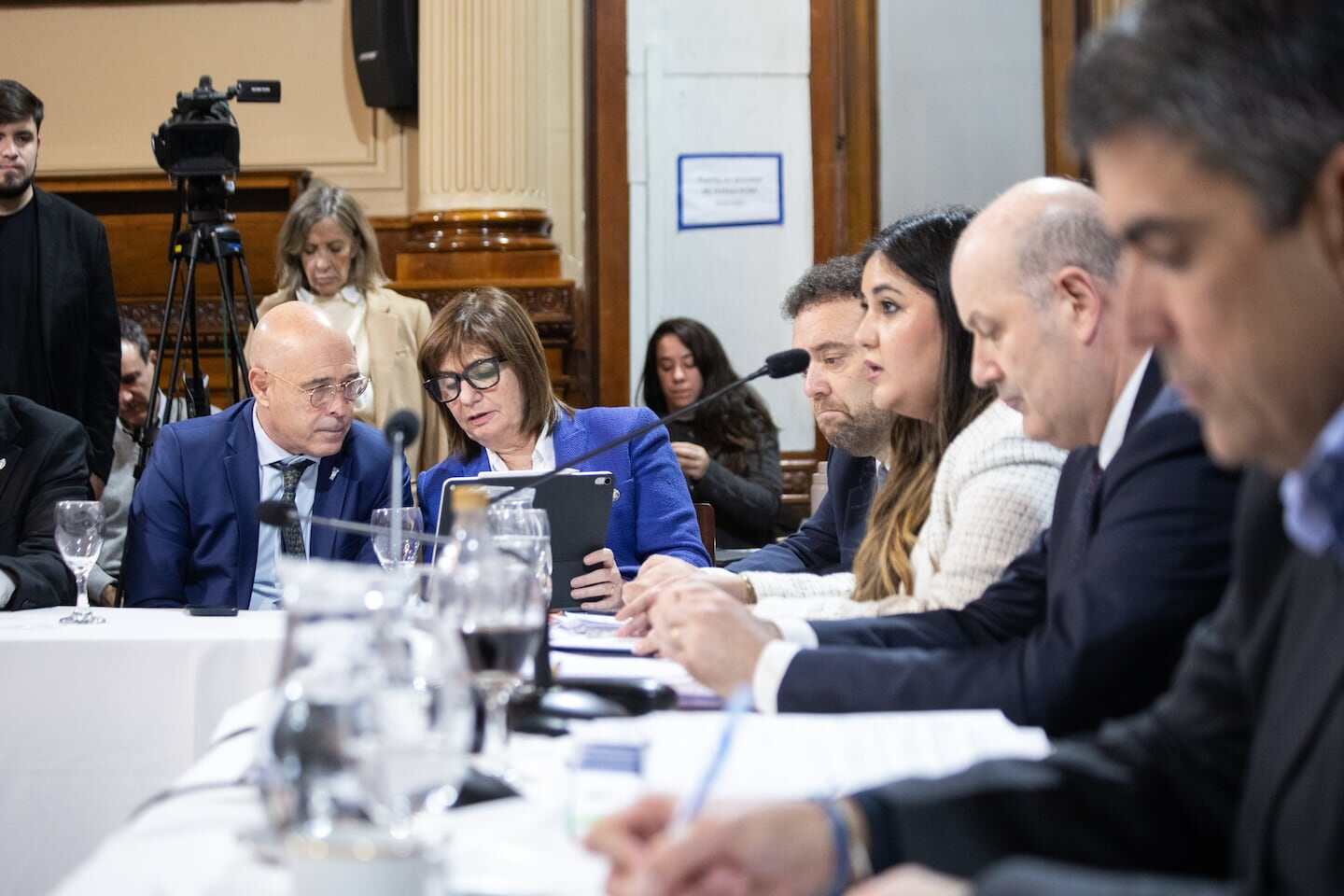 Reunión en el Senado sobre la reforma de la Ley de Sociedades con Sturzenegger y otros funcionarios