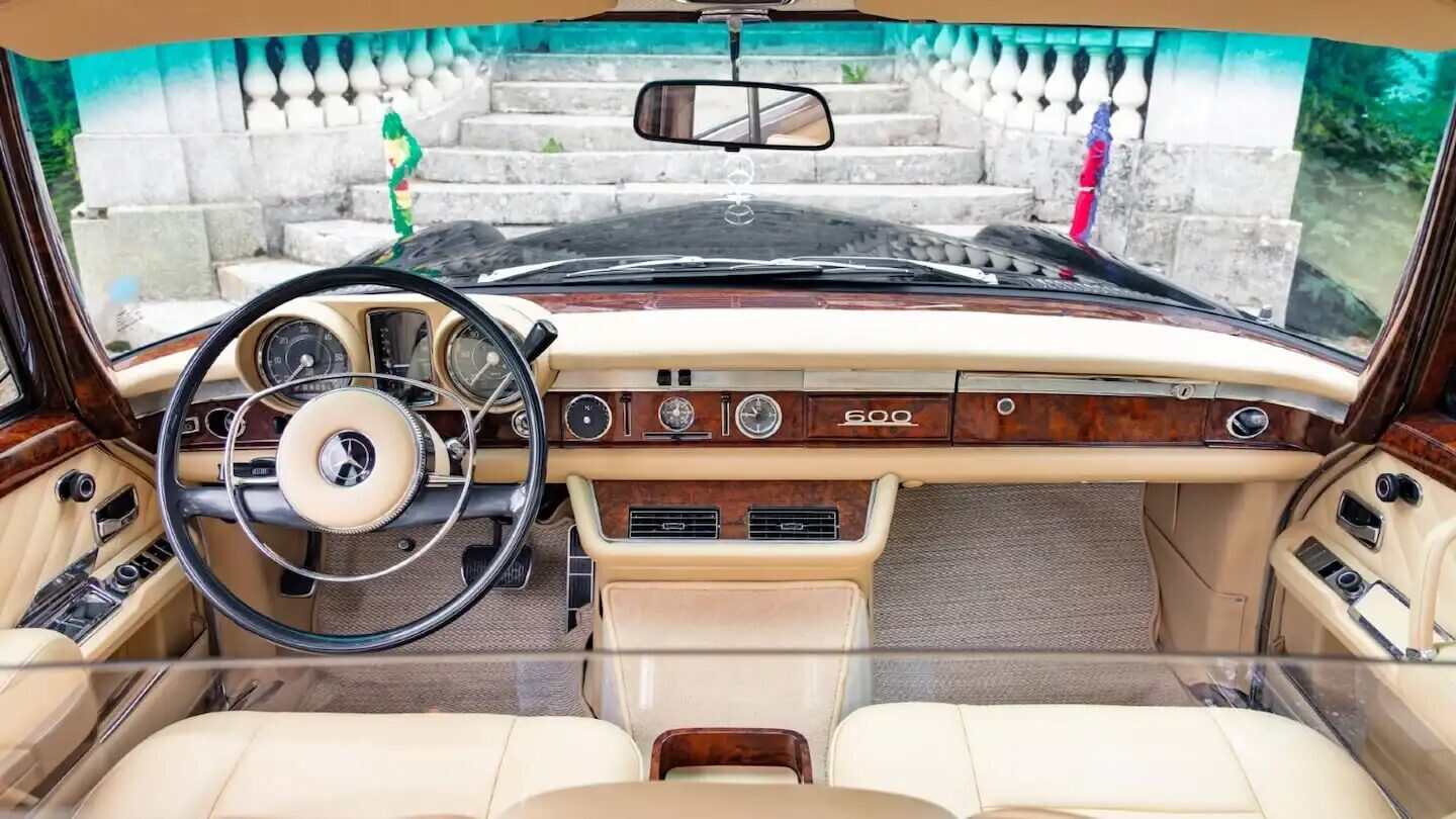 Interior del Mercedes-Benz 600 Pullman Landaulet con detalles de lujo