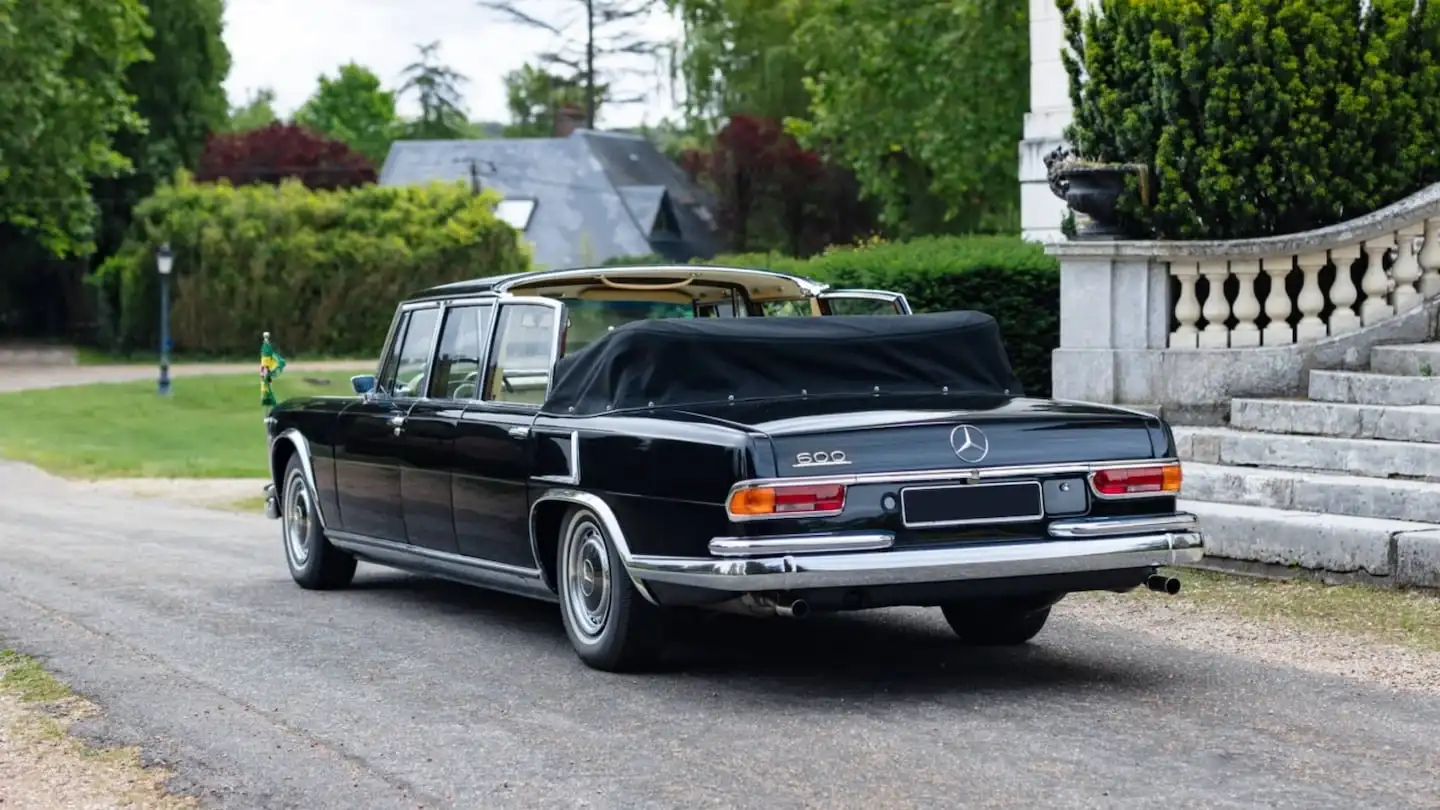 Limusina Mercedes-Benz 600 Pullman Landaulet en un entorno natural