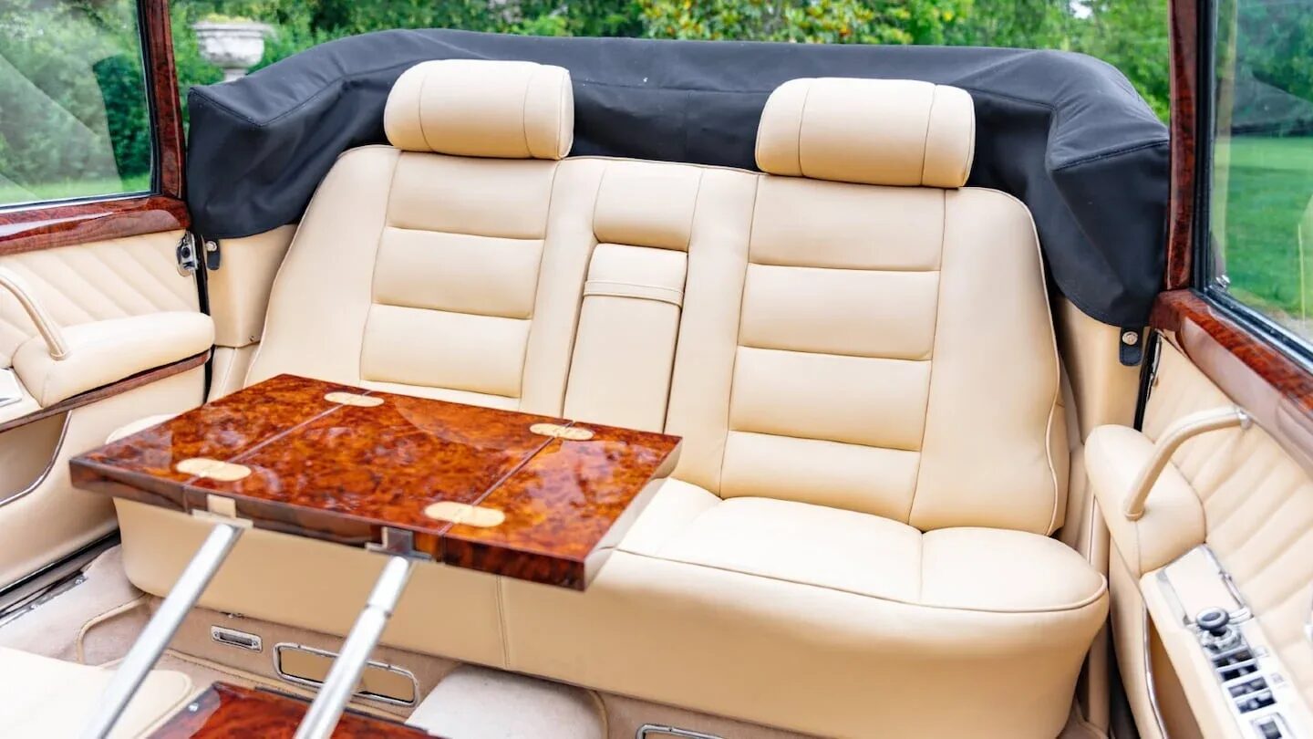 Interior de la limusina Mercedes-Benz 600 Pullman Landaulet con asientos de cuero beige