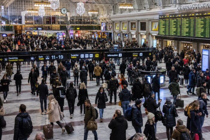 Multitud de personas en una estación de tren en Estocolmo