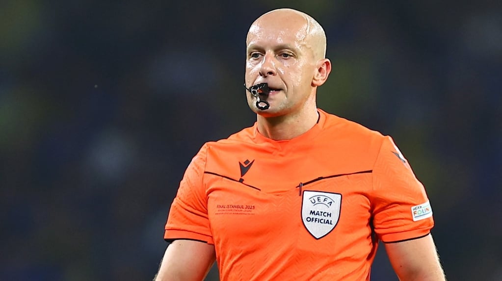 Szymon Marciniak dirigiendo un partido