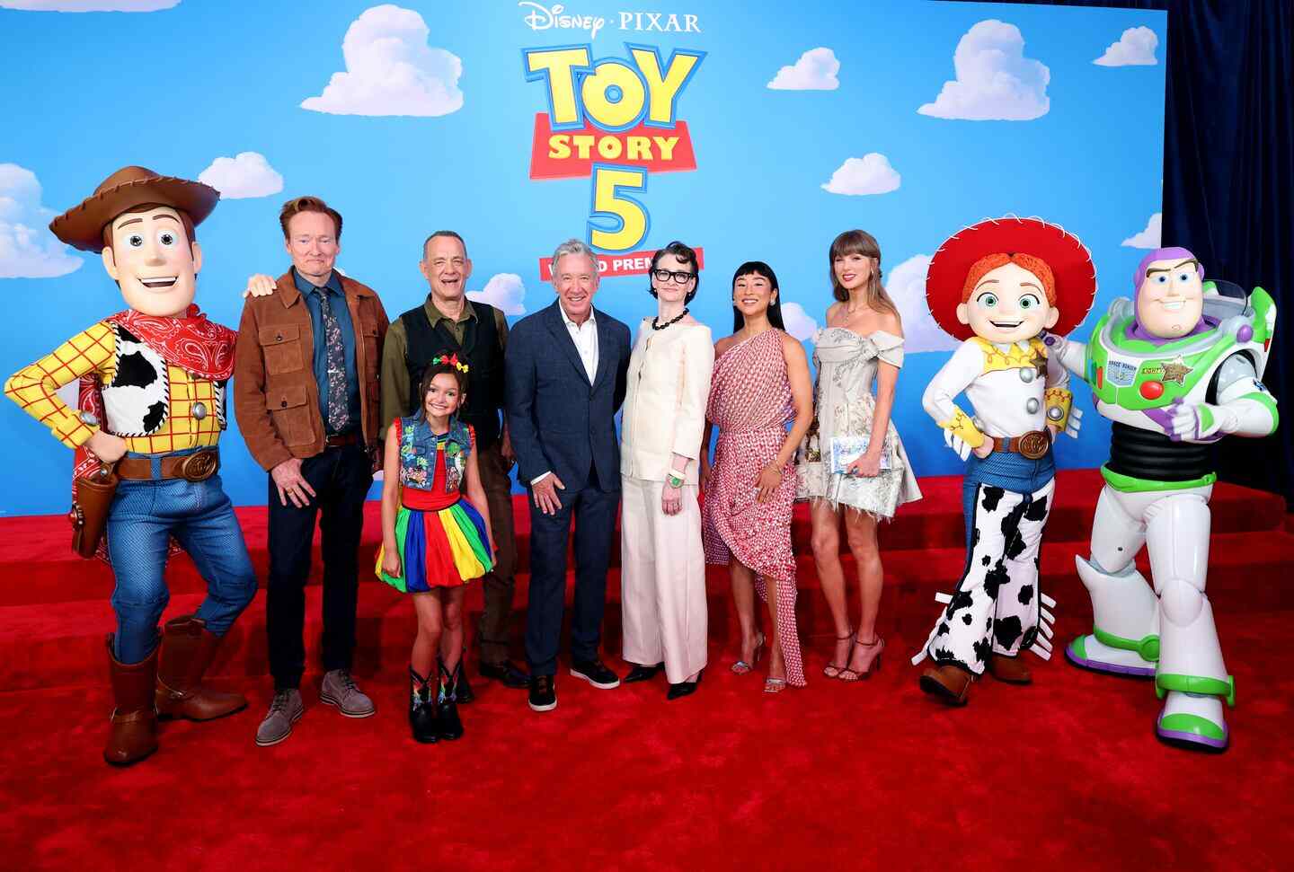 Taylor Swift y el elenco de Toy Story 5 en la alfombra roja del estreno