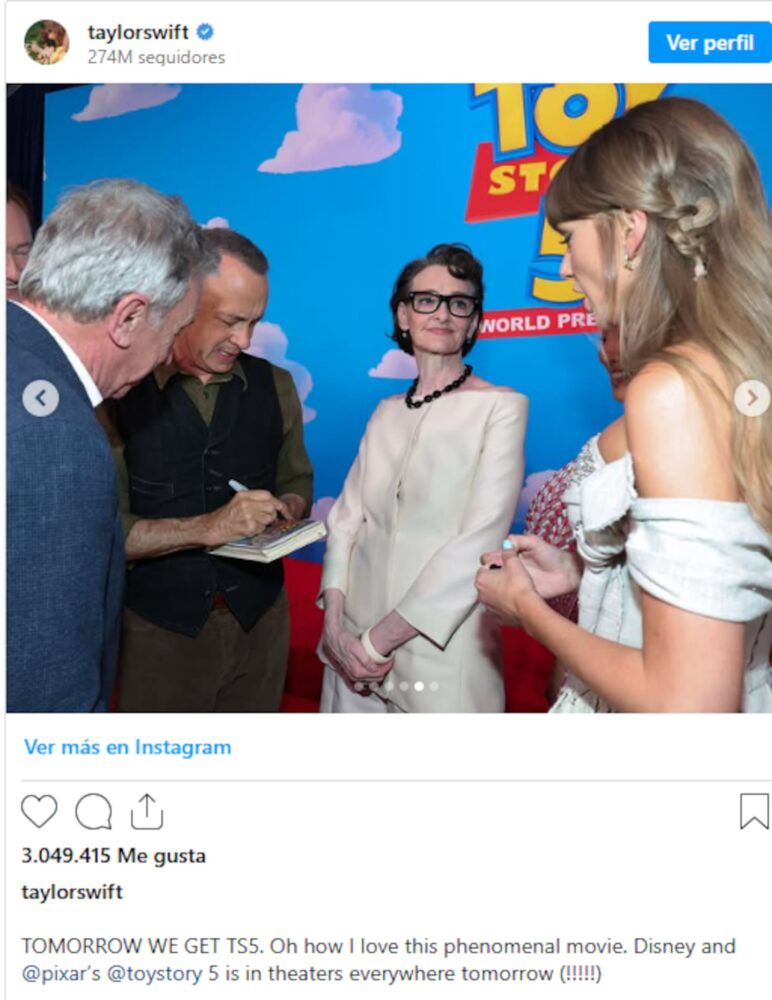 Taylor Swift en el estreno de Toy Story 5, interactuando con otros asistentes