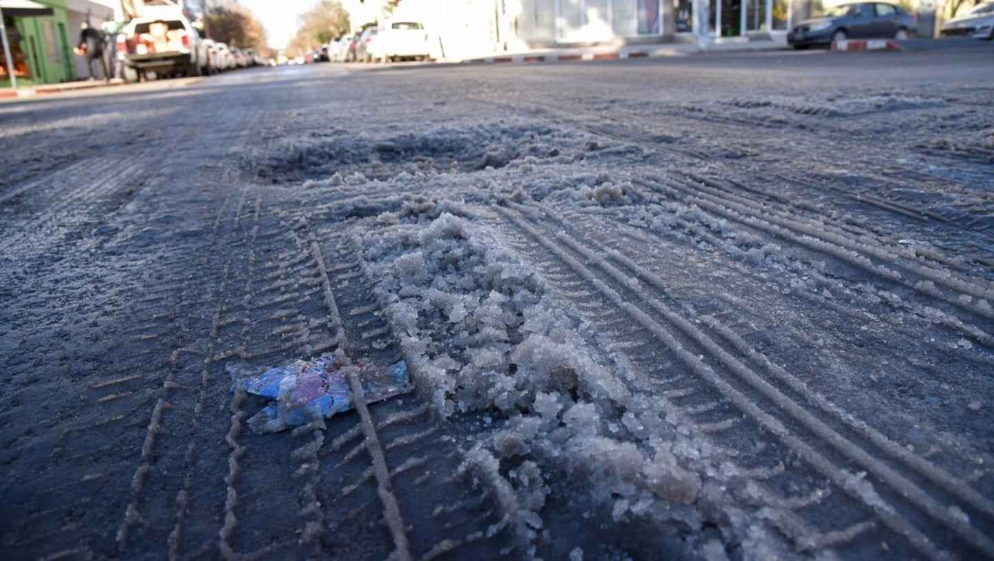 Calle de San Juan cubierta de nieve y sal tras nevadas extremas