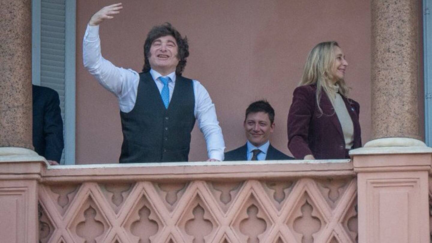Karina Milei y Santiago Caputo en un balcón durante un evento político