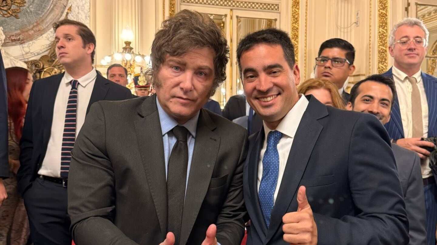 Karina Milei y Santiago Caputo posando juntos en un evento oficial