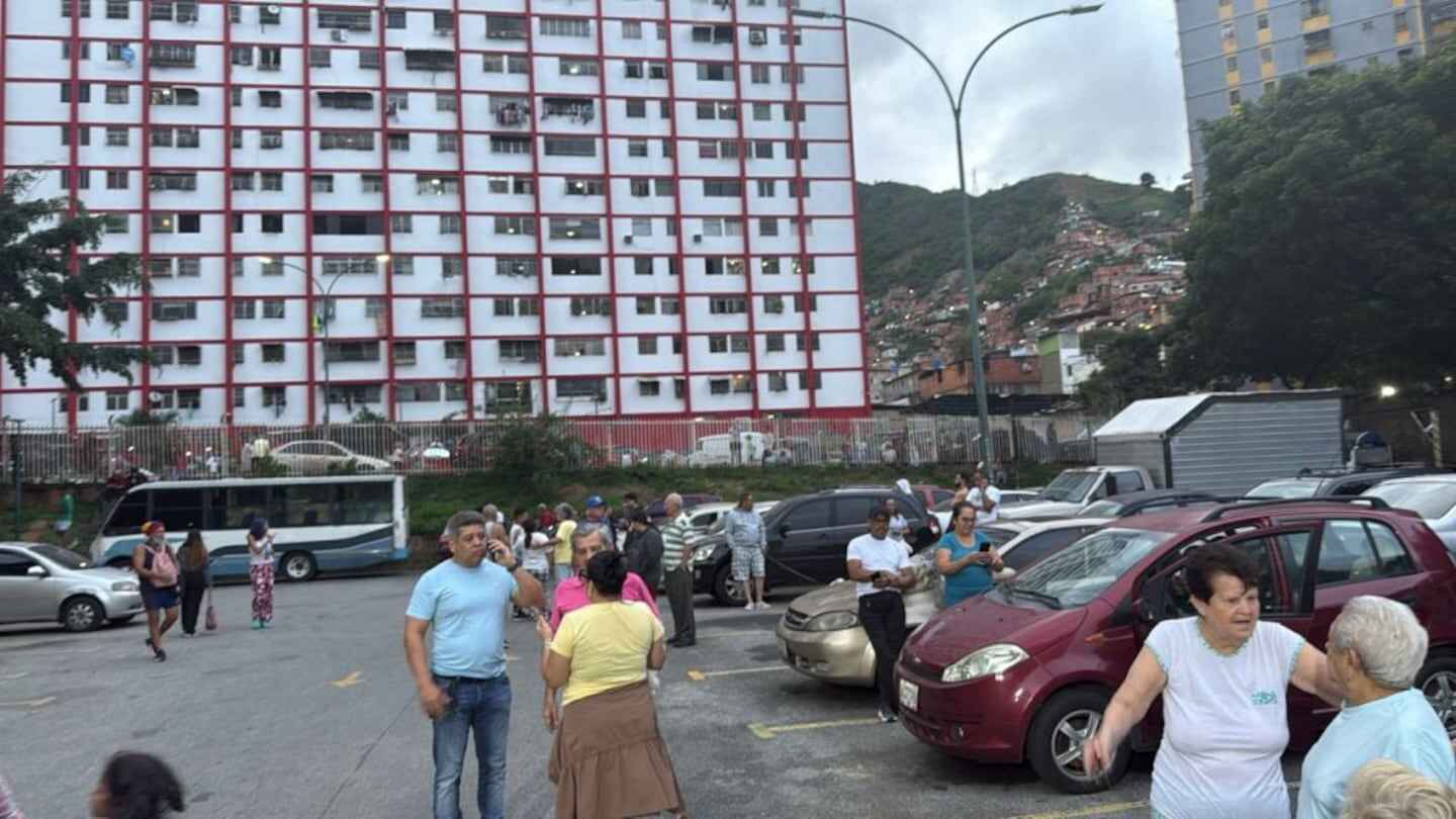 Personas evacuando un área tras un terremoto en Caracas