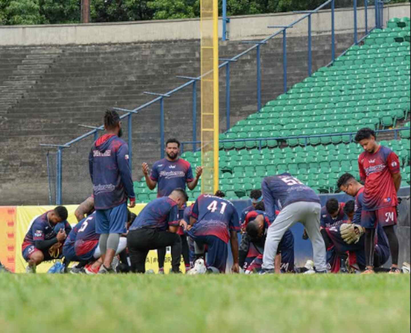 Jugadores de béisbol en Caracas se reúnen en el campo tras un sismo