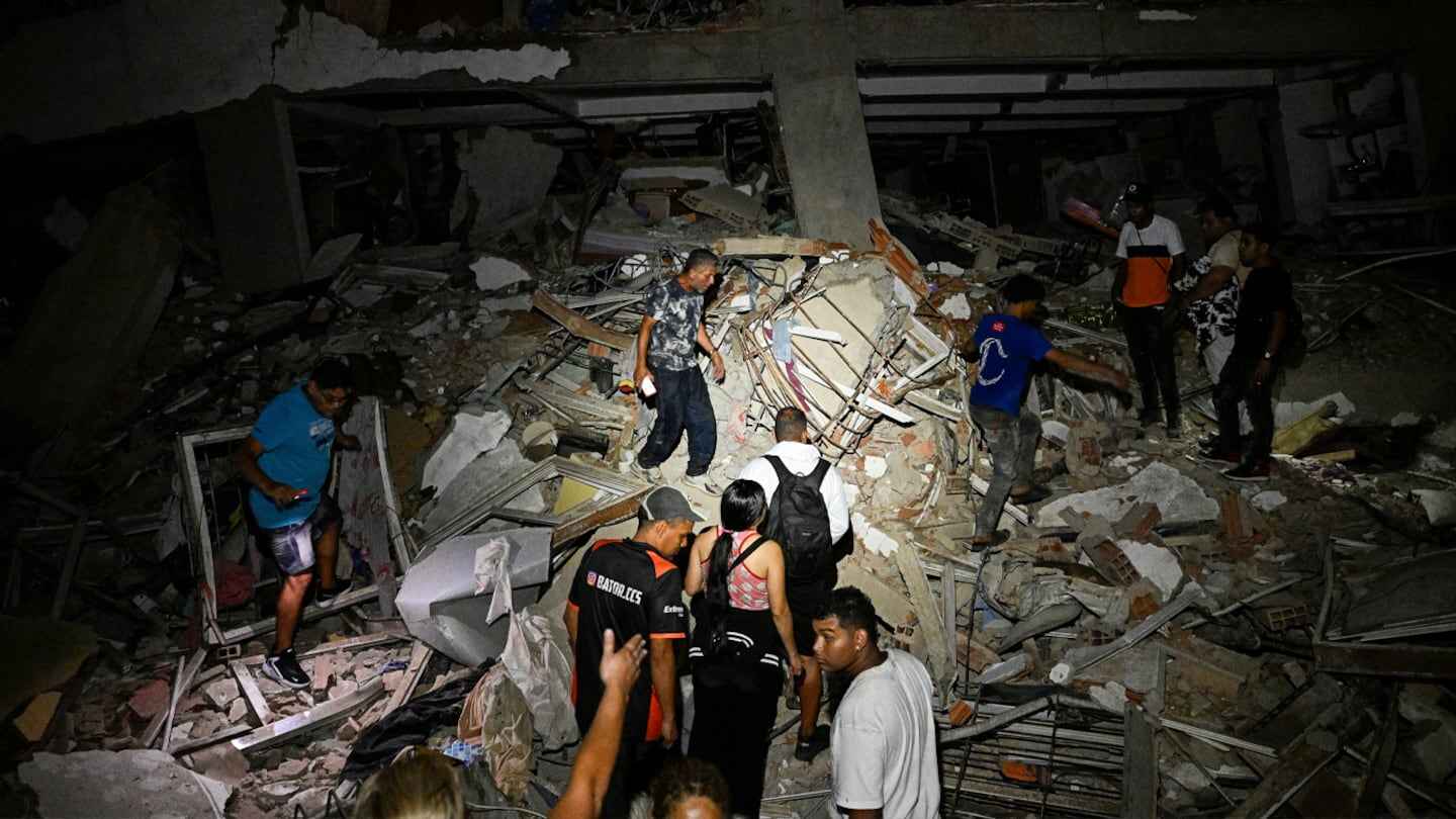 Personas buscando sobrevivientes entre los escombros tras el terremoto en Venezuela