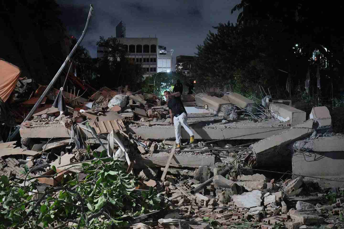 Ruinas de un edificio colapsado tras los terremotos en Venezuela