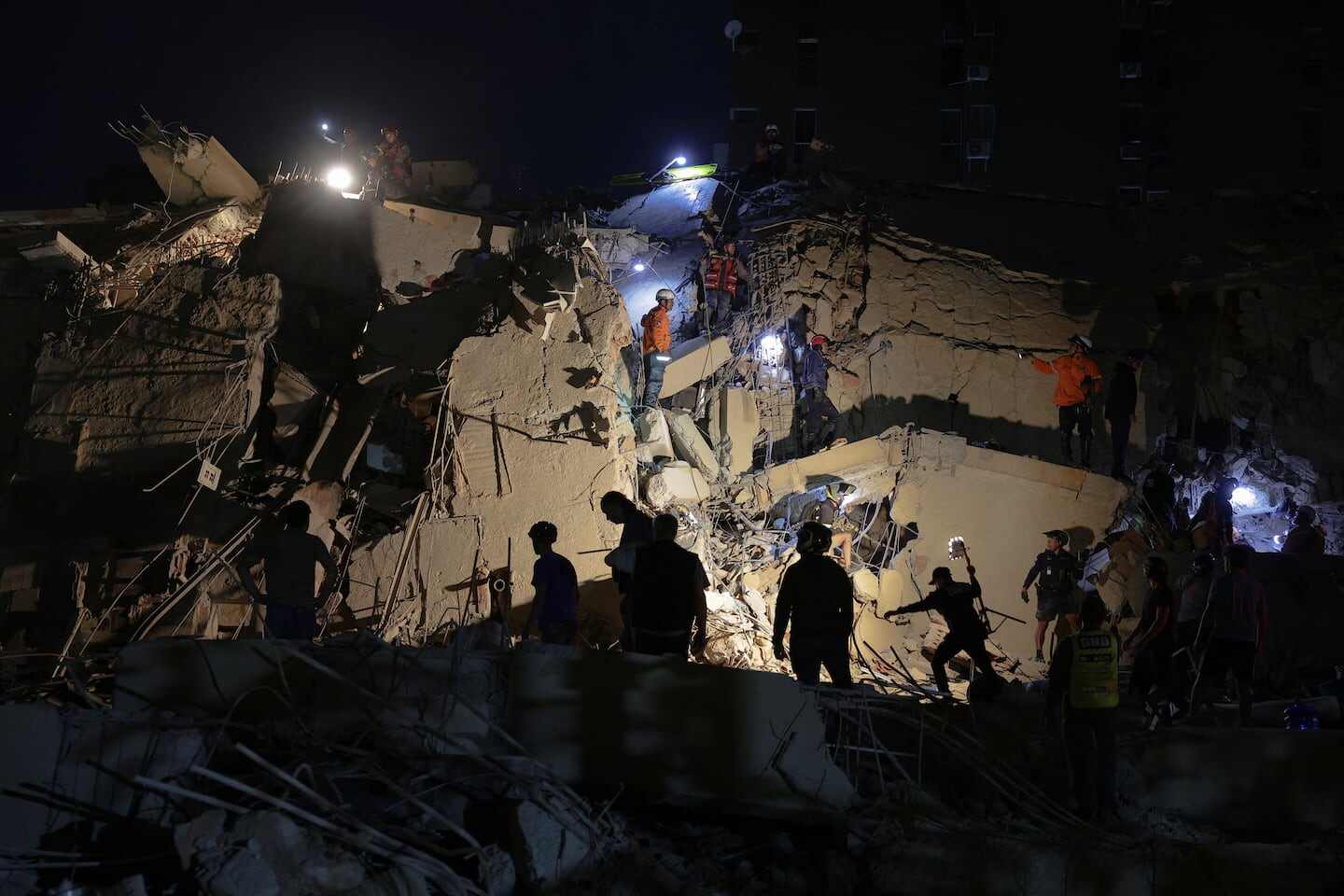 Rescatistas trabajan entre los escombros de un edificio colapsado tras un terremoto en Venezuela