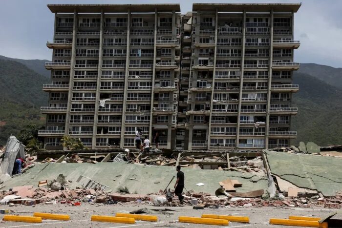 Edificio colapsado tras terremoto en Venezuela con escombros en la calle