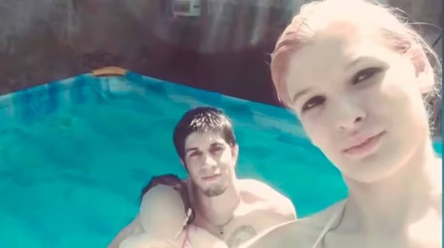 Agostina Vega y Claudio Barrelier en una piscina