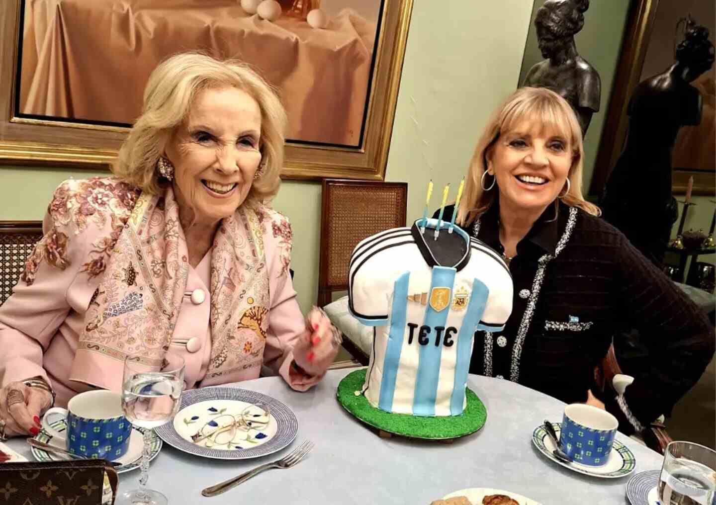 Teté Coustarot y Mirtha Legrand celebran el cumpleaños de Teté con una torta inspirada en la Selección argentina