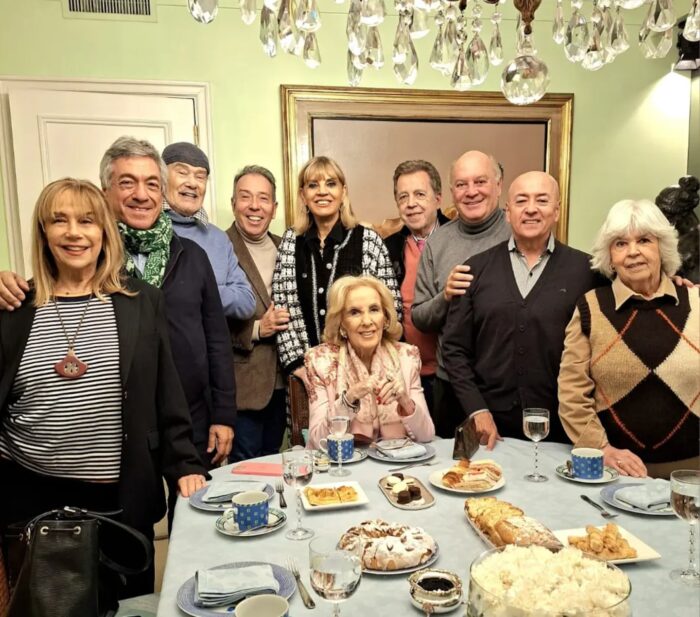 Teté Coustarot celebra su cumpleaños rodeada de amigos en el té de Mirtha Legrand