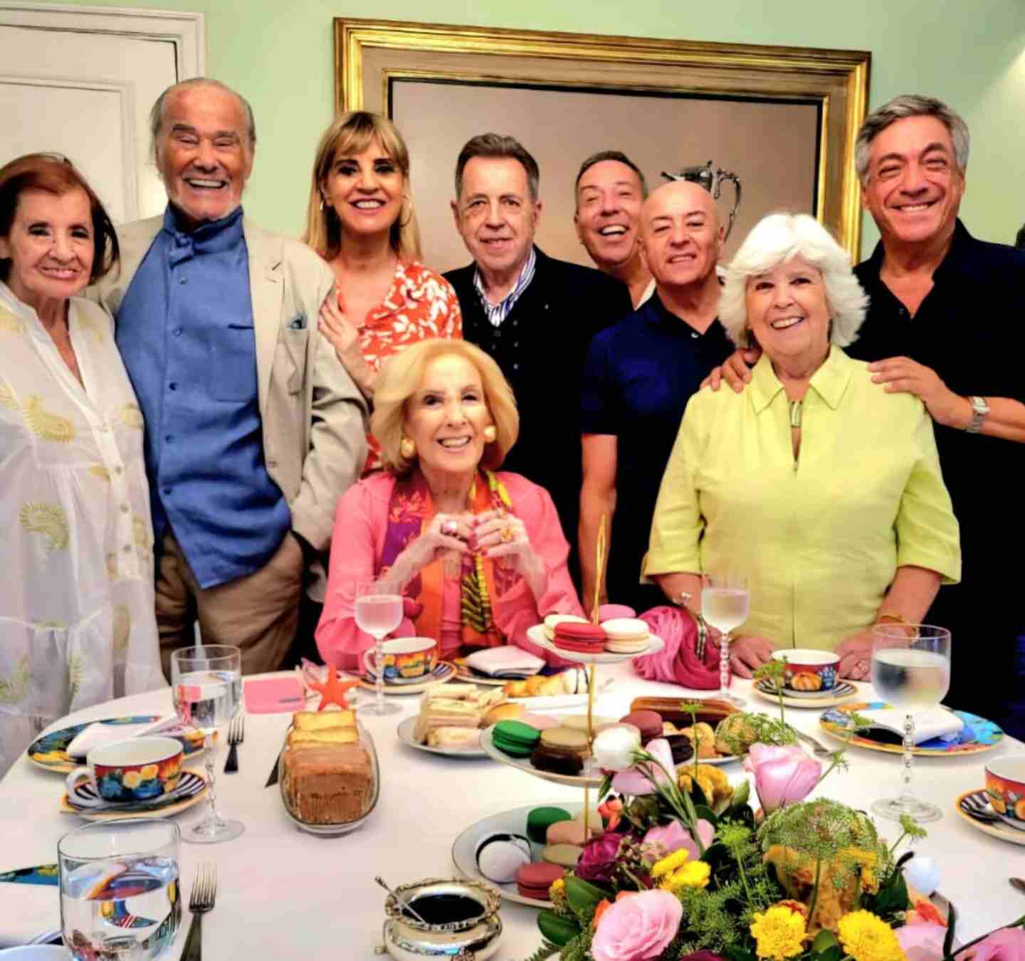 Teté Coustarot celebra su cumpleaños rodeada de amigos en el té de Mirtha Legrand