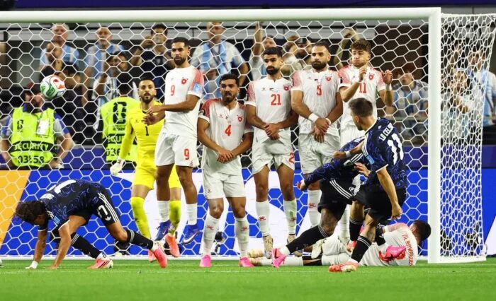 Giovani Lo Celso ejecutando un tiro libre durante el partido contra Jordania
