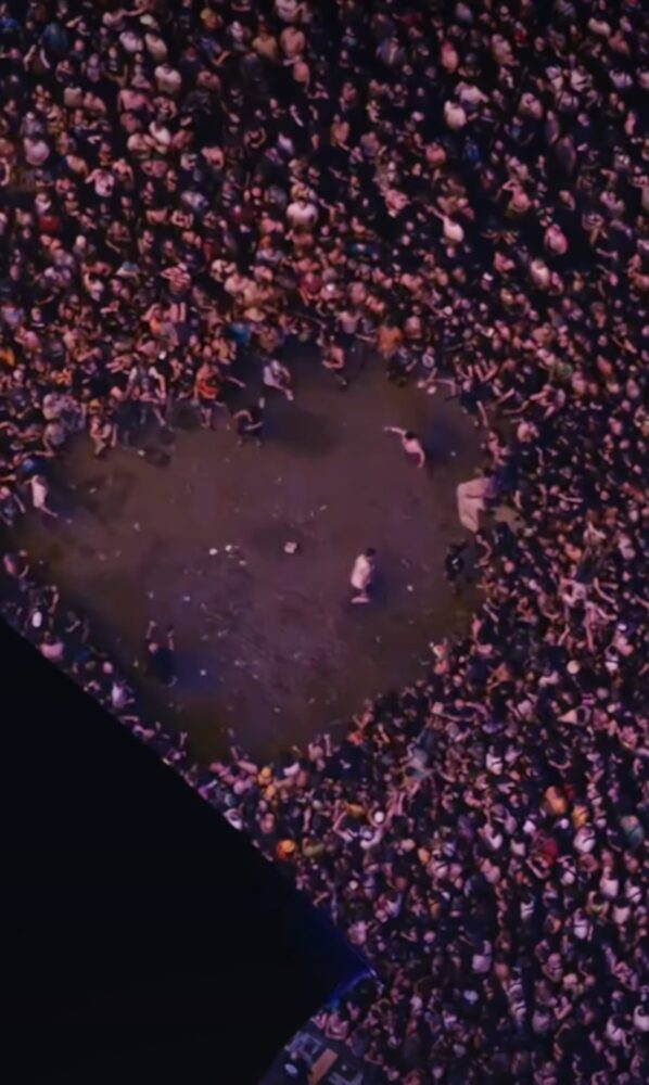 Multitud en el festival Hellfest disfrutando de un concierto de The Offspring