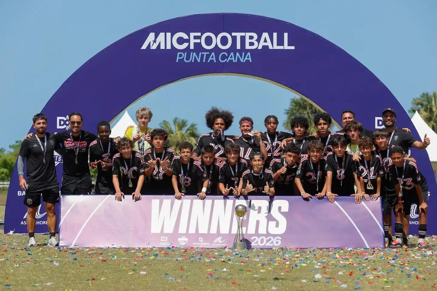 Equipo juvenil de fútbol celebra su victoria en Punta Cana con trofeo y medallas