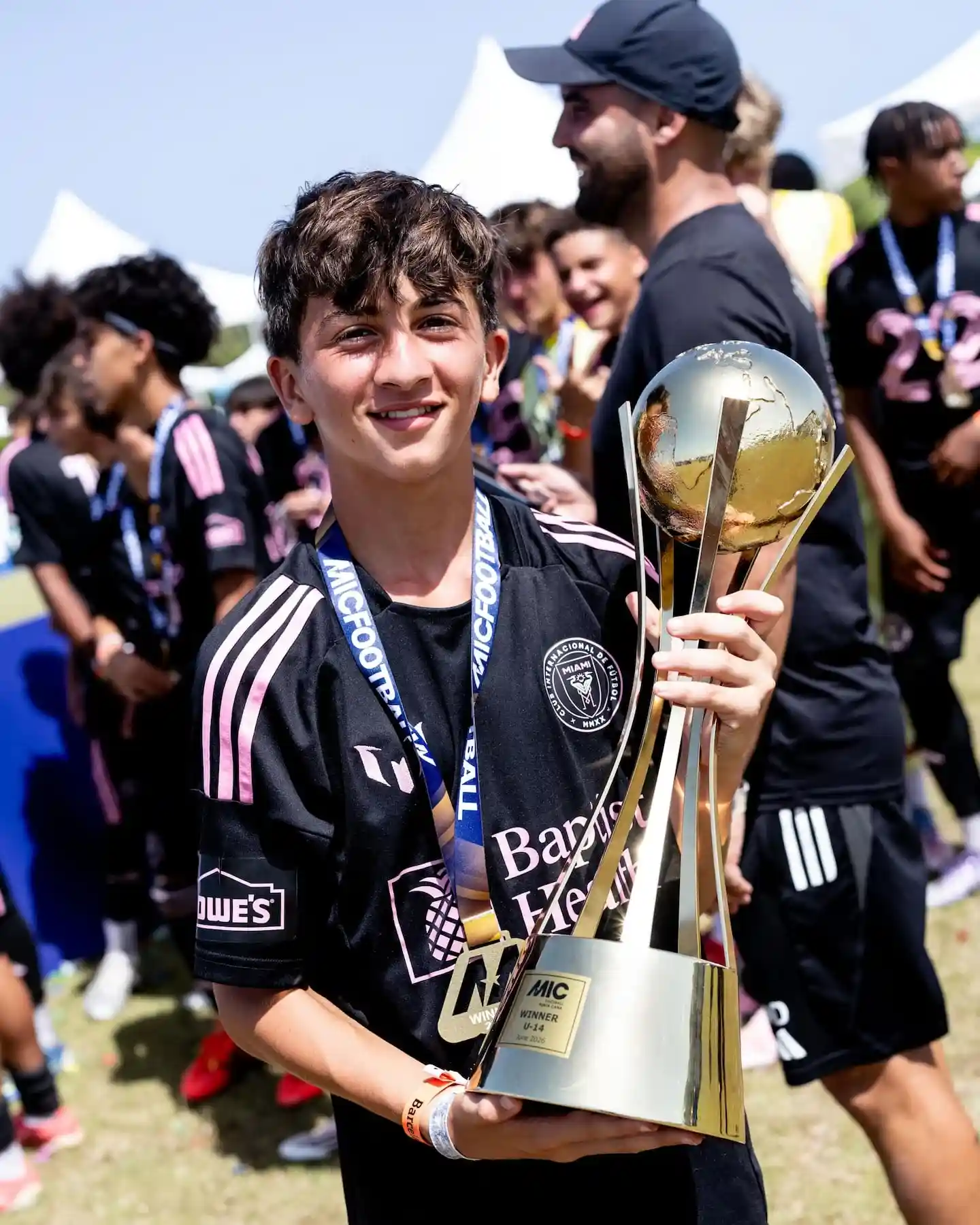 Thiago Messi sosteniendo un trofeo en Punta Cana