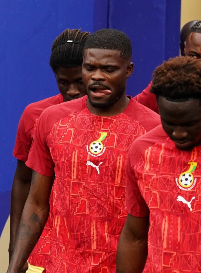 Thomas Partey caminando con expresión seria durante un partido del Mundial 2026