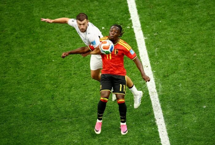 Jugador de fútbol en acción durante un partido del Mundial 2026