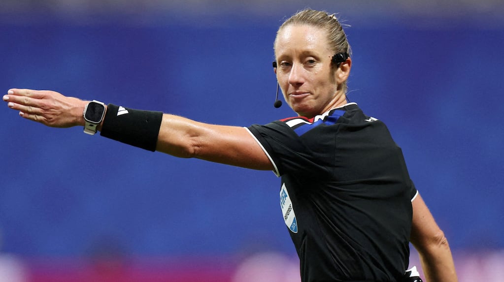 Tori Penso dirigiendo un partido en el Mundial 2026