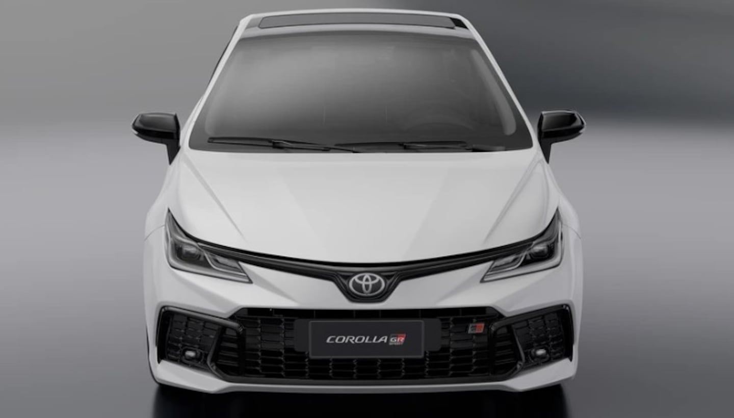 Frente de un Toyota Corolla GR en un fondo gris