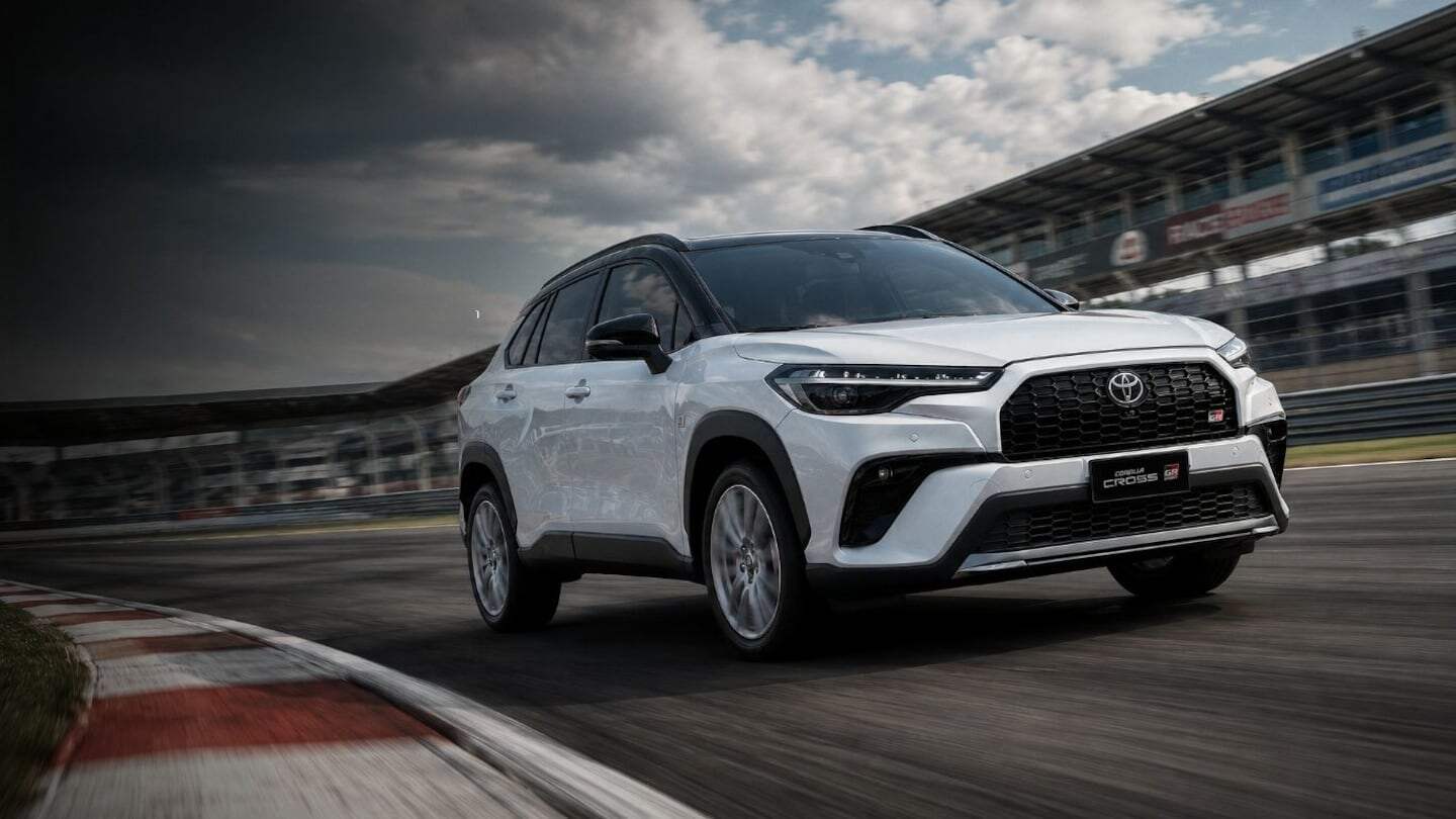 Toyota Corolla Cross 2023 en una pista de carreras