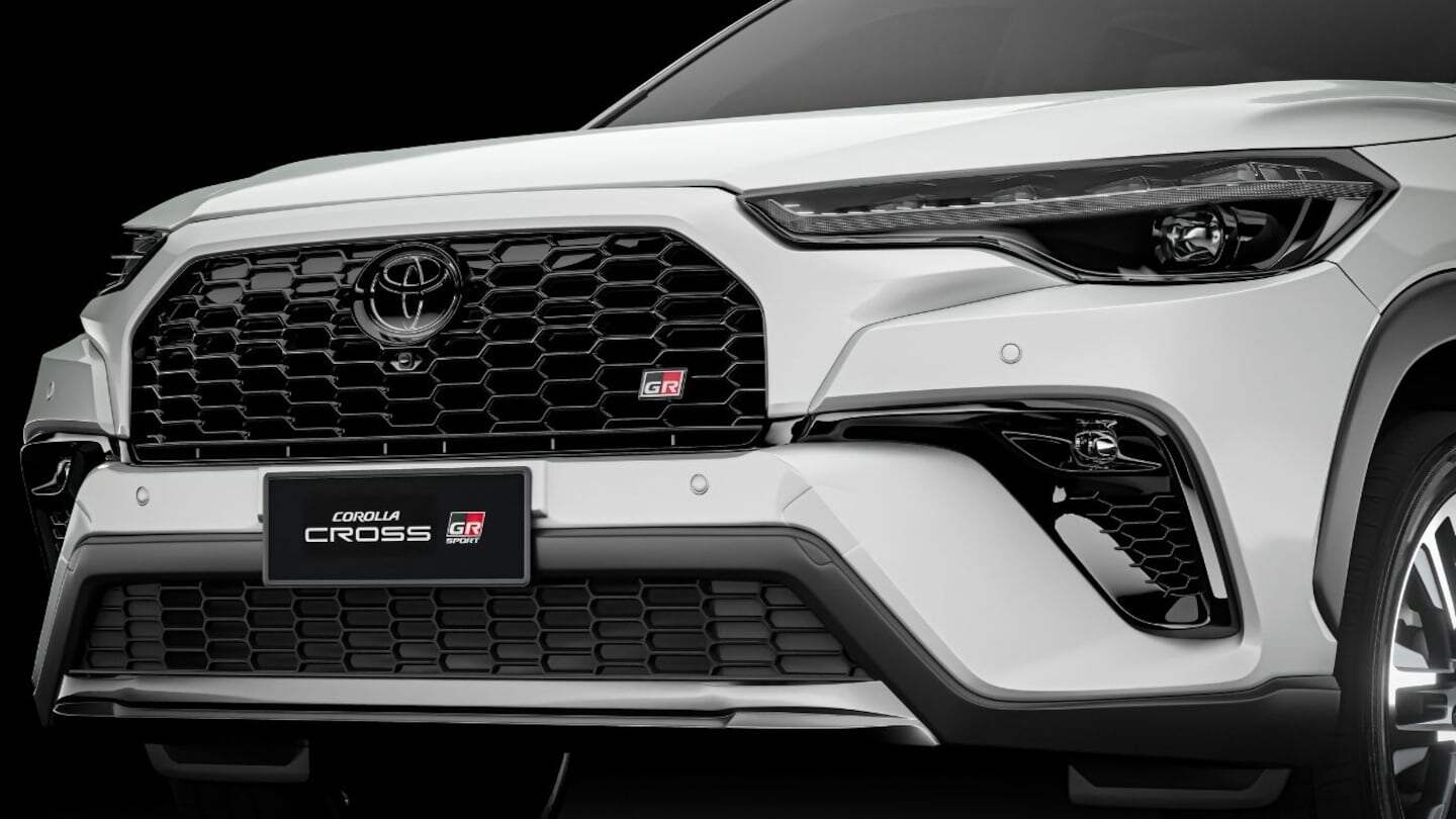 Frente del nuevo Toyota Corolla Cross con parrilla negra y detalles en rojo