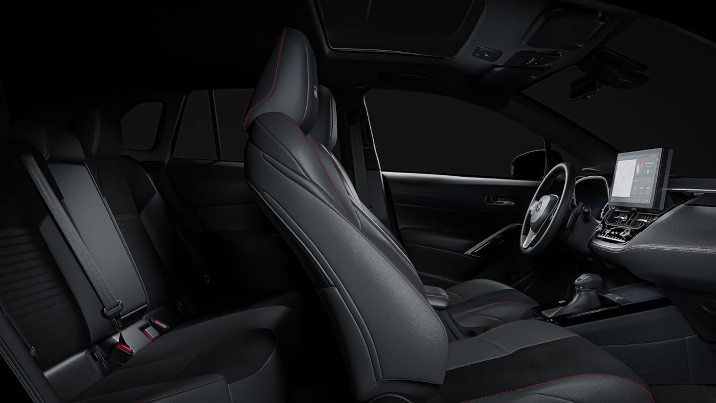 Interior del nuevo Toyota Corolla Cross con asientos de cuero negro y detalles en rojo