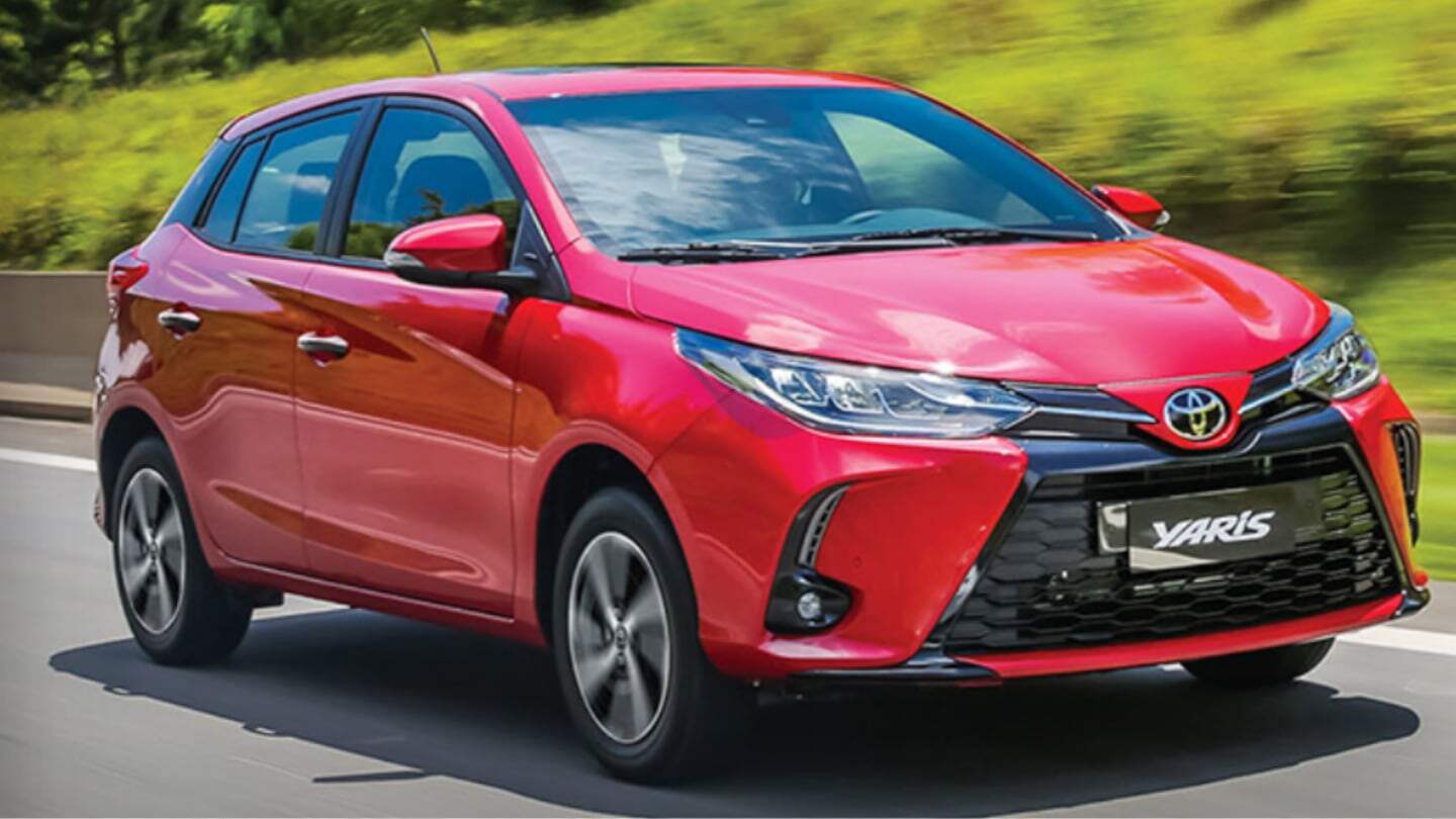 Toyota Yaris rojo en movimiento por una carretera en Argentina