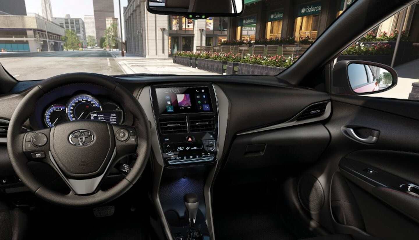 Interior del Toyota Yaris 2026 mostrando el tablero y la consola central