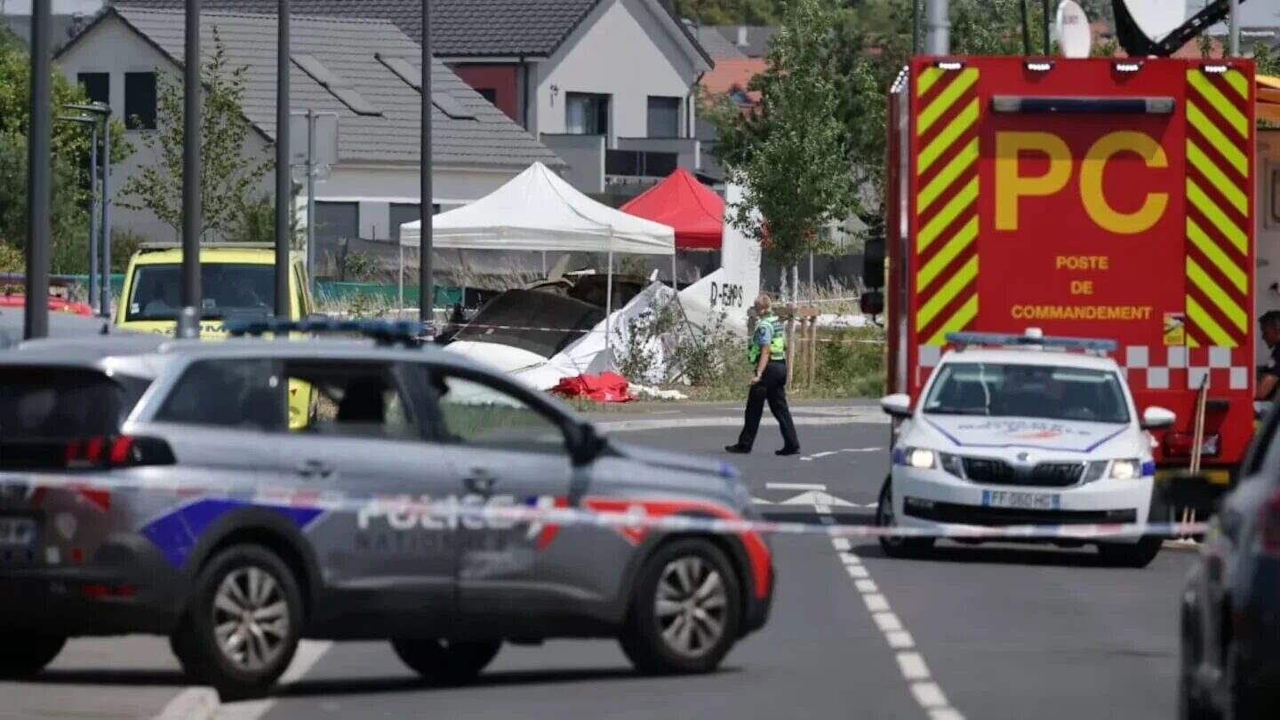 Escena del accidente de una avioneta en Tomblaine, Francia, con vehículos de emergencia en el lugar