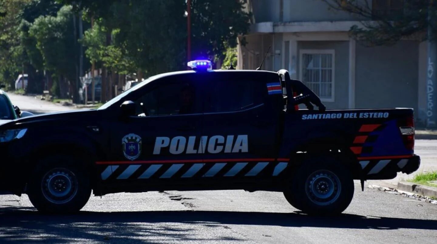 Vehículo policial en la calle de Añatuya, Santiago del Estero