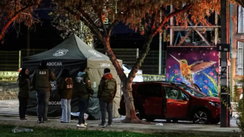 Escena del asalto en San Bernardo, Chile, con un vehículo robado y un toldo de la policía