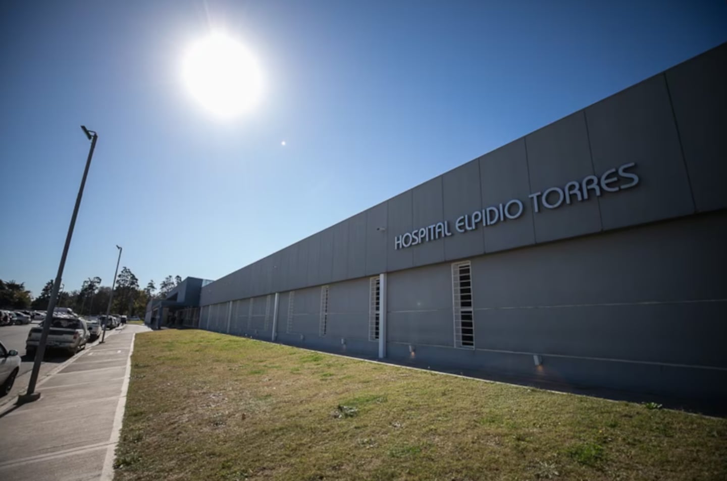 Exterior del Hospital Elpidio Torres en Córdoba bajo un cielo despejado