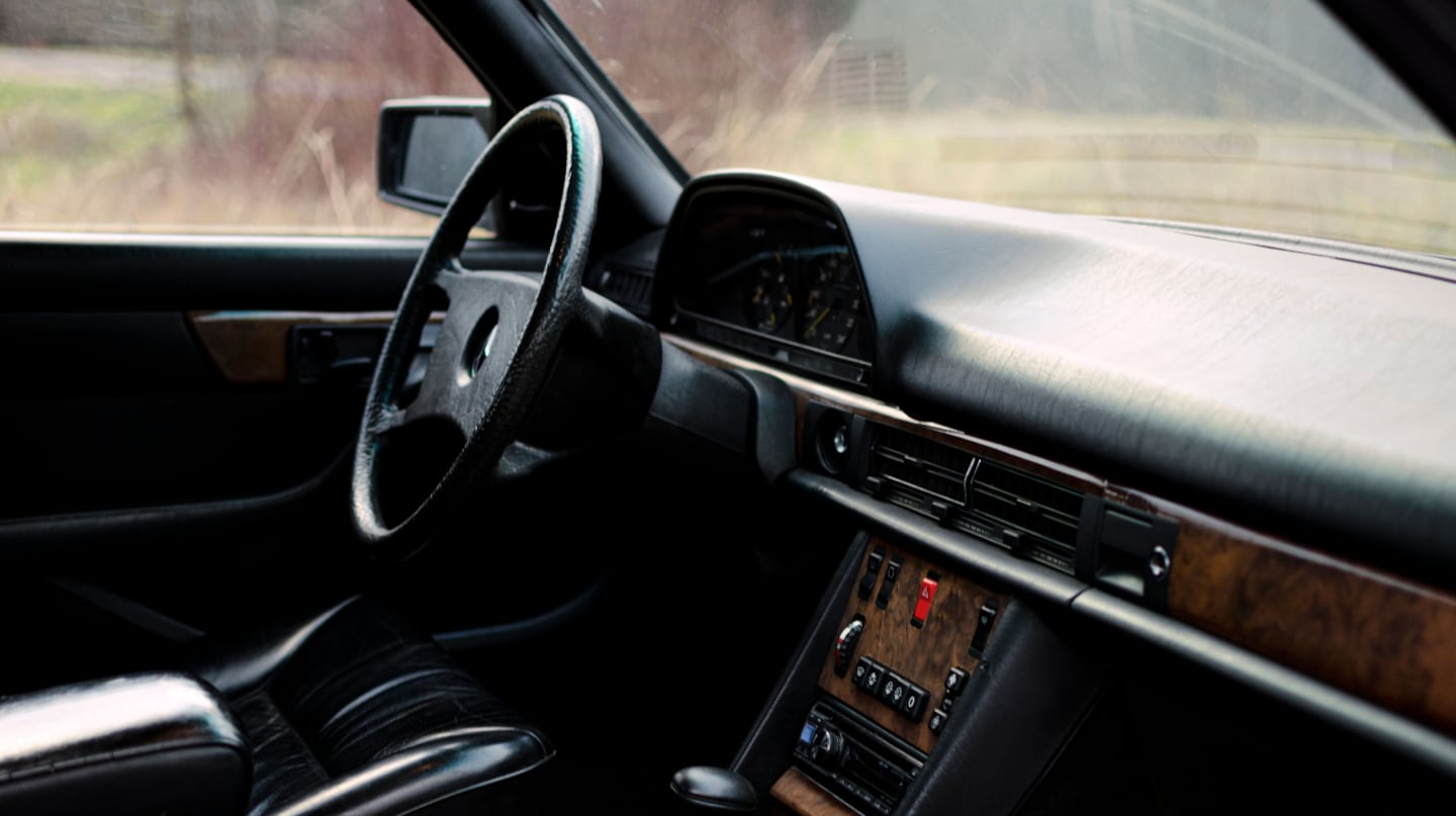 Interior de un auto con volante y tablero visible