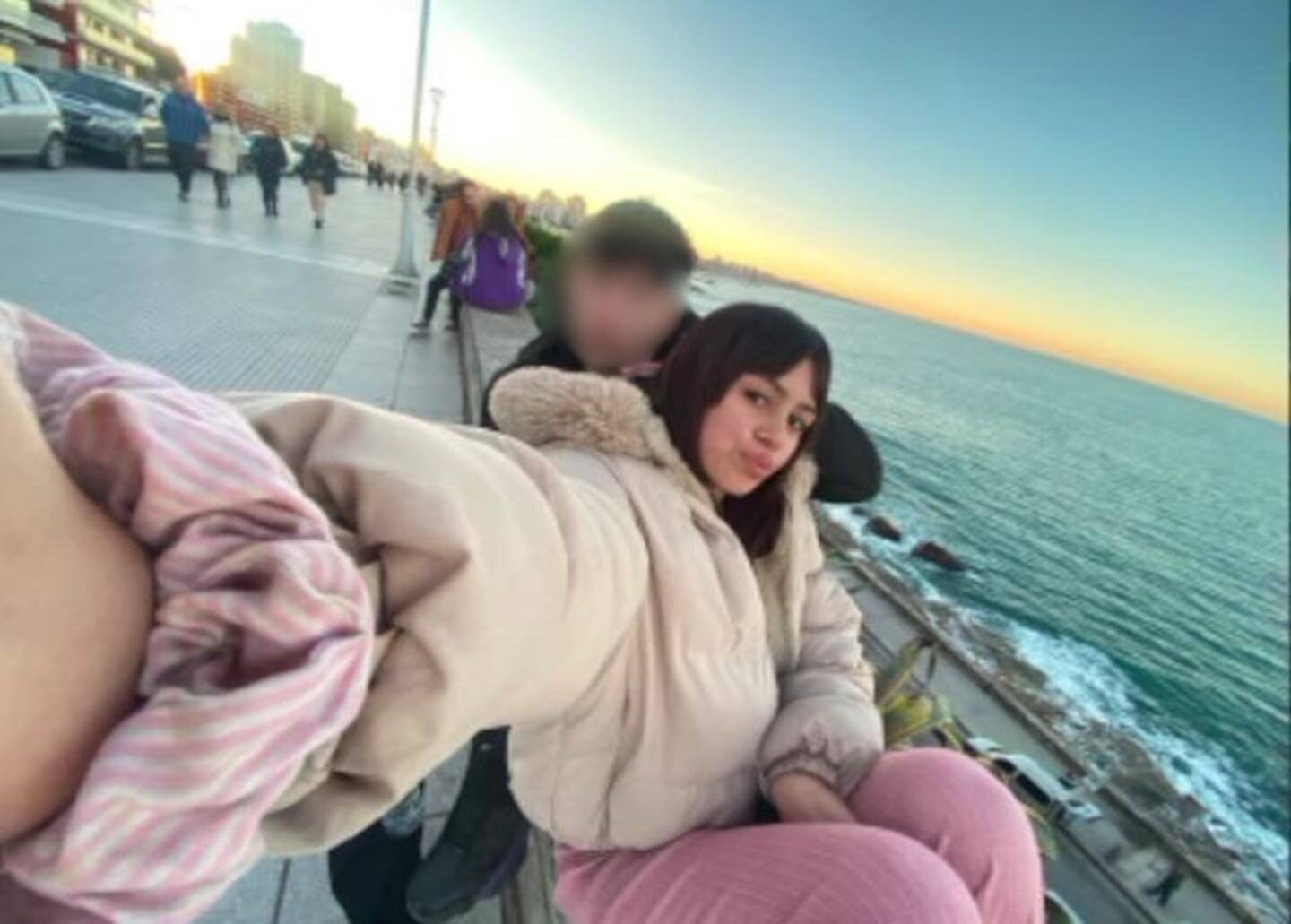 Guadalupe Merlos tomando una selfie en la costa de Mar del Plata