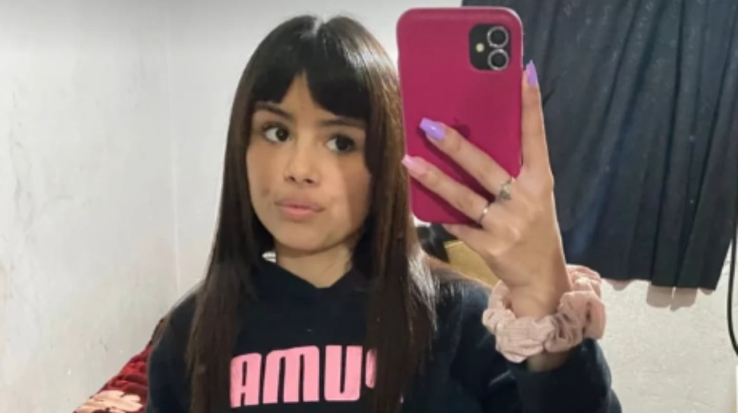 Guadalupe Merlos Dipietro, joven de 18 años, se toma una selfie en su habitación