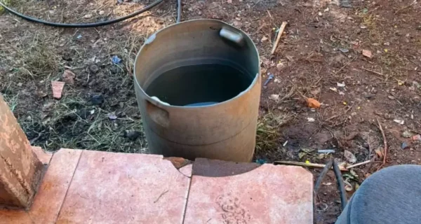 Tambor de agua en el patio de una casa
