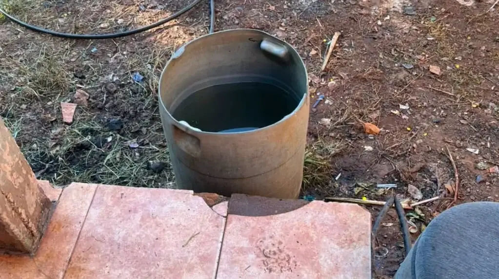 Tambor de agua en el patio de una casa