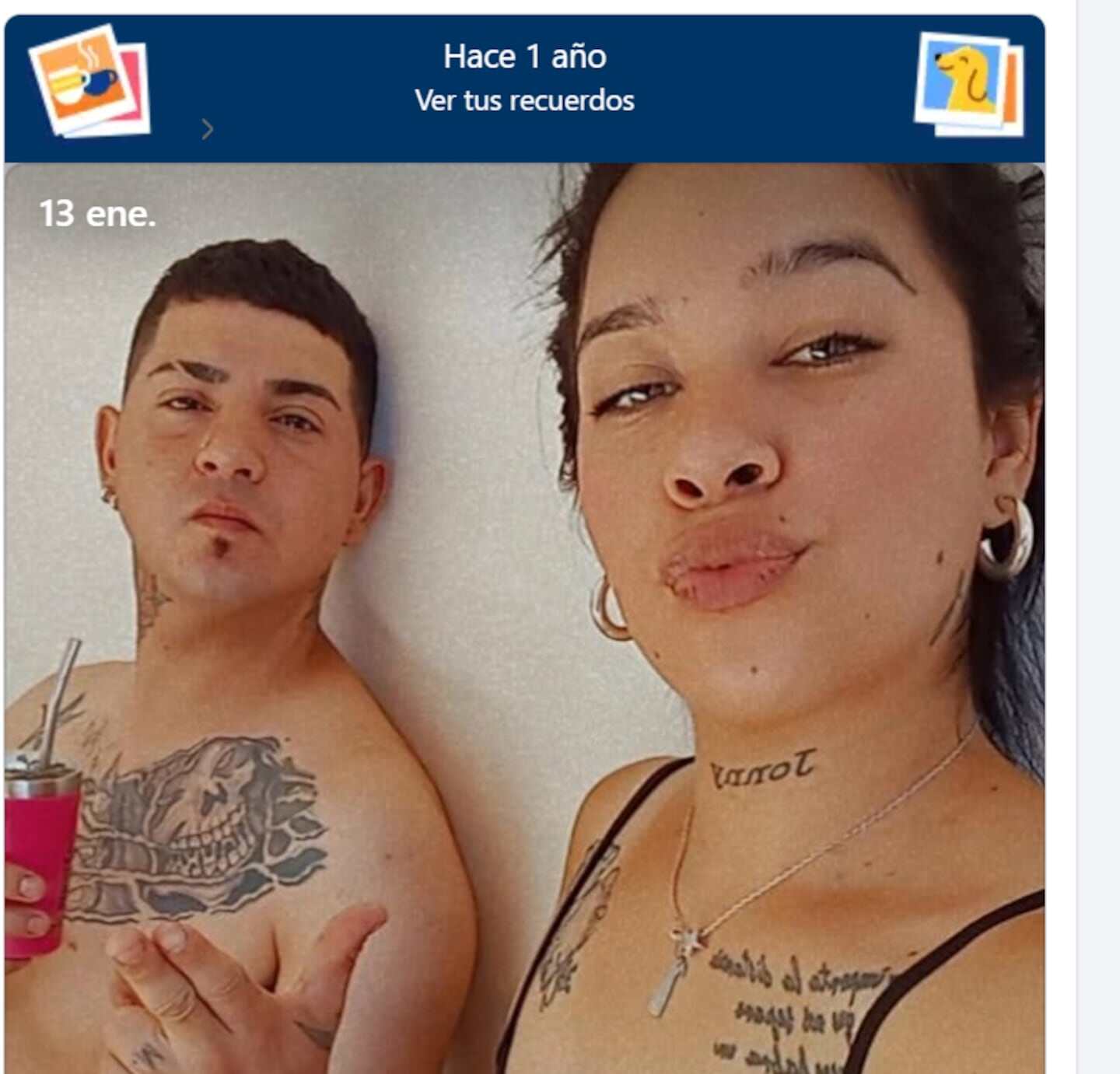 Pareja posando para una foto en un ambiente interior