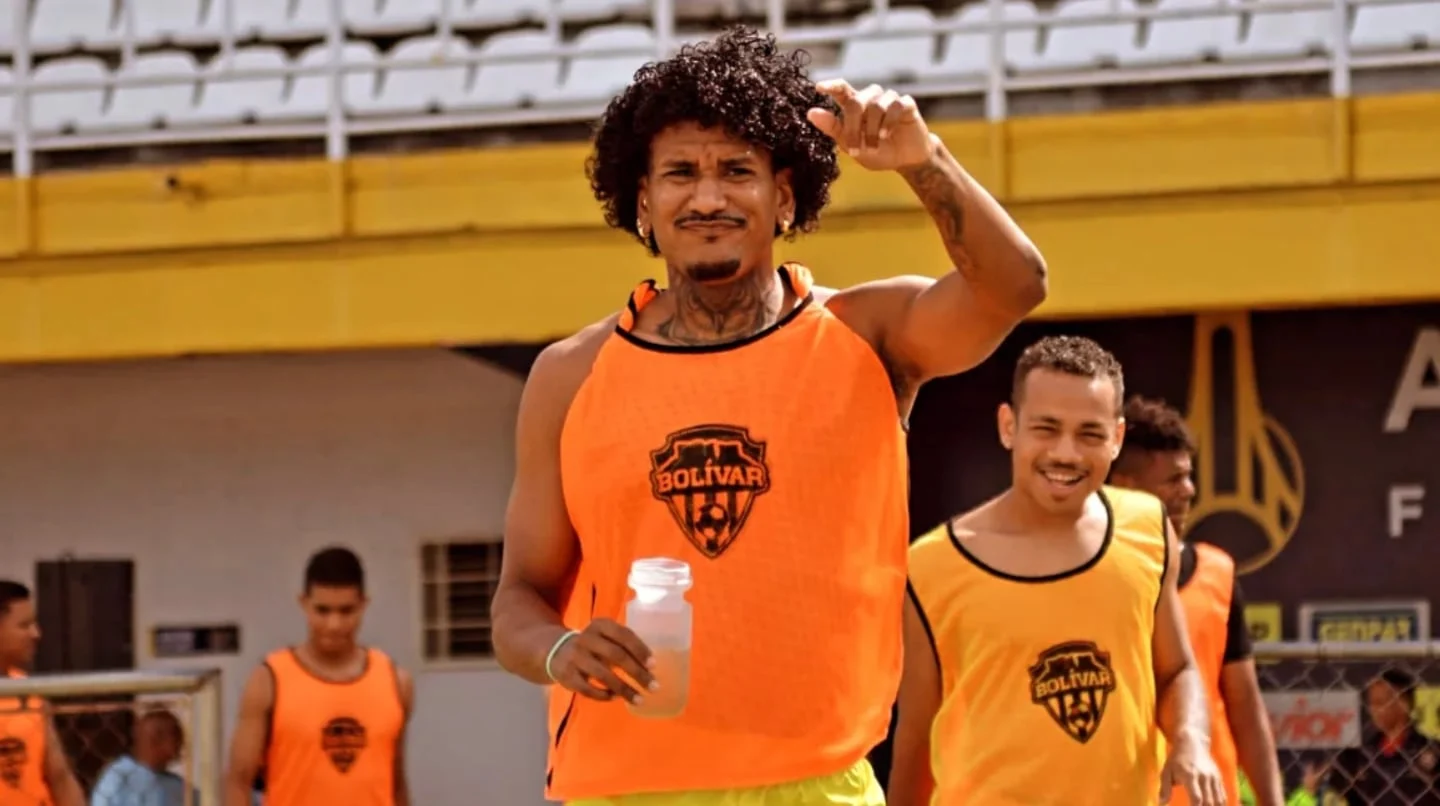 Futbolista Héctor Bello en entrenamiento con camiseta naranja