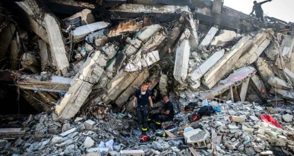 Rescatistas en La Guaira, Venezuela, tras el terremoto