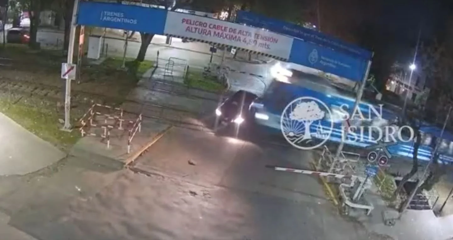 Tren de la Costa arrollando a un vehículo en San Isidro