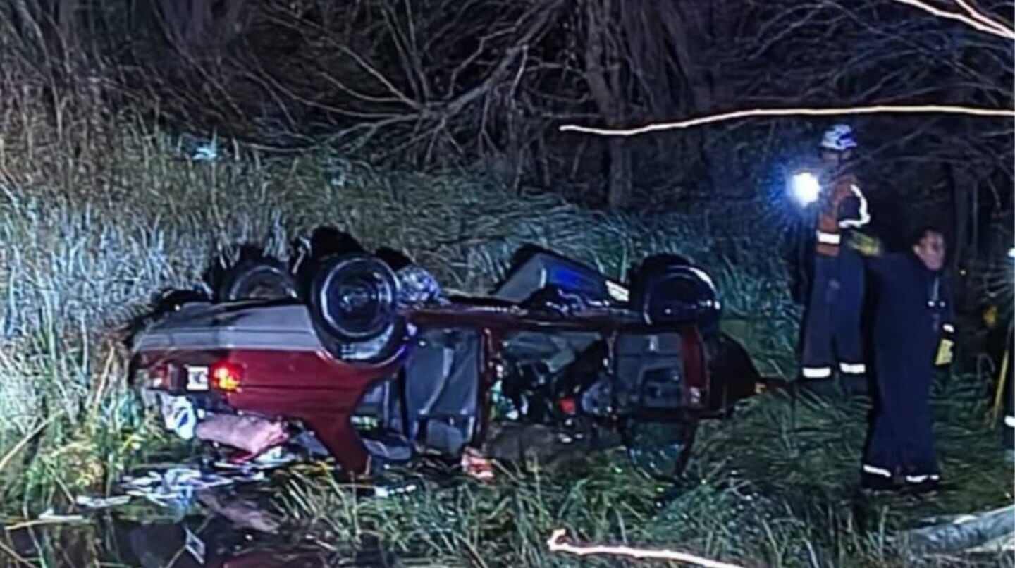 Vehículo volcado en un arroyo tras un accidente en Baradero