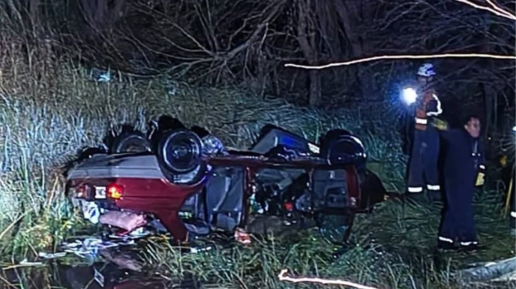 Accidente en Baradero donde un auto cayó en un arroyo