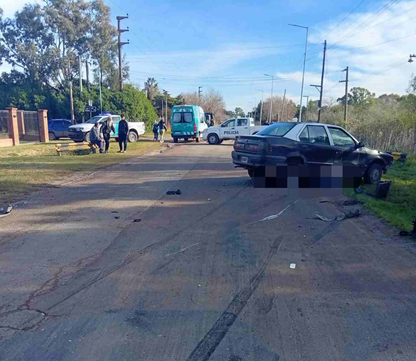 Escena del accidente de motocicleta en Berisso con vehículos involucrados y presencia policial